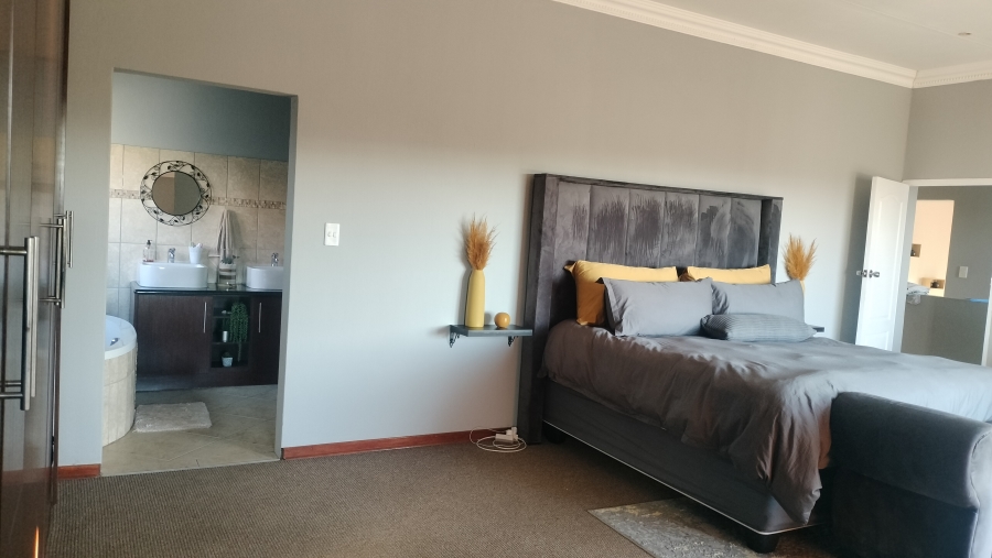 To Let 4 Bedroom Property for Rent in Safari Gardens North West